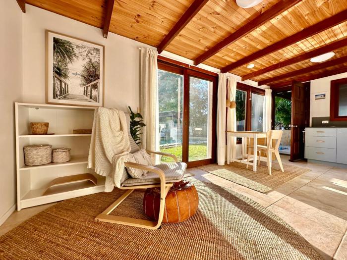 Private Access Retreat 1 Queen Bedroom w Stunning Pool and Ocean Views