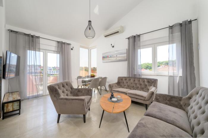 J&J apartment NEW MODERN ELEGANT With Balcony and Loggia - Free private parking Fast Wi-Fi and 3 AIR conditioners