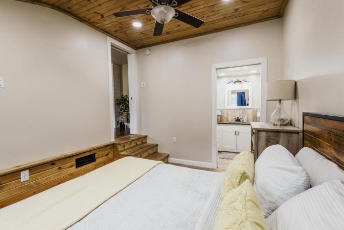 Spacious & Updated MQT Home - HotTub - Backyard