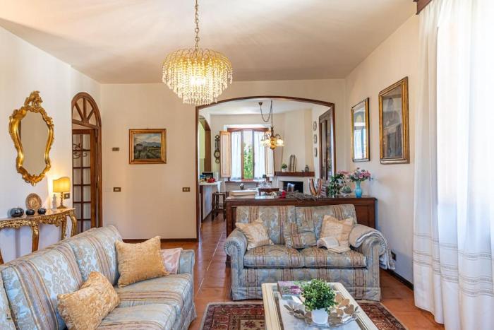 Italian Style Residence Walls View & Garden