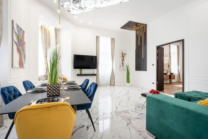 High-End 2-bedroom in The Center with Balcony