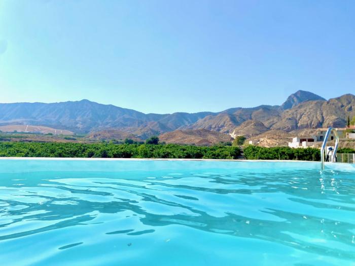 Paraje Natural, 6 habitaciones, piscina, 1800m2, cesped