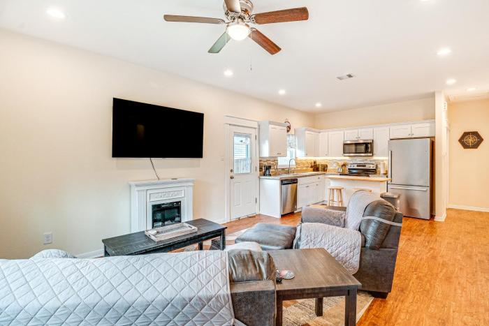 Montgomery Cottage with Fenced Yard Less Than 1 Mi to Lakes!