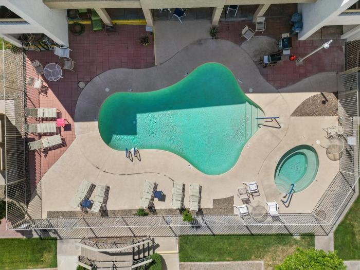 Modernized 1br Condo W Shared Pool & Spa