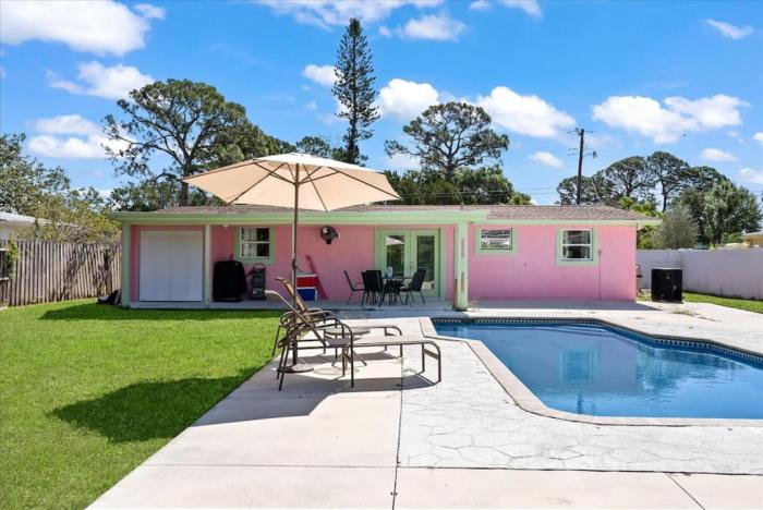 Siesta Key Cottage with Heated Pool