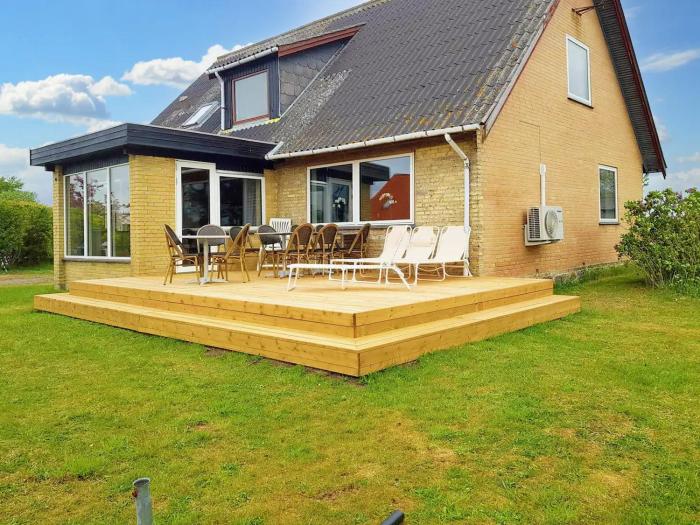 Summer Cottage Tucked Away In Coastal Area