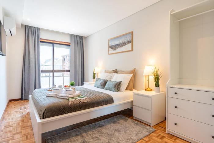 Host Wise - Bright and Elegant Urban Flat with Balcony