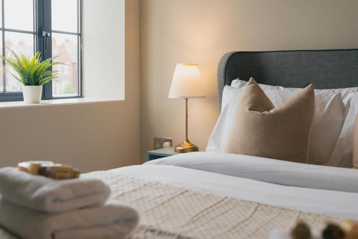 Super 1 bed Chester apartment - Sleeps up to 4 - Gated parking