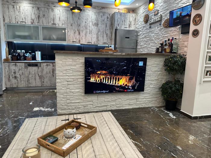 Acropoli Vibes At Kosmos Getaway