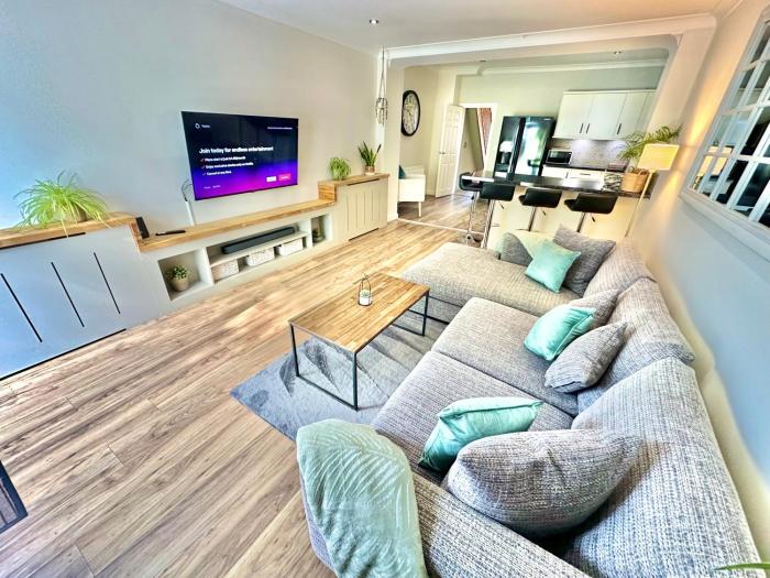 Family Three Bedroom Home - Outbuilding Games Room - Walk to Town and Beach - Free Parking