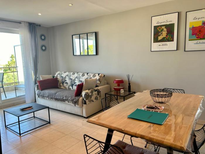 Joli 2p climatisé dans résidence calme et securisée avec piscine