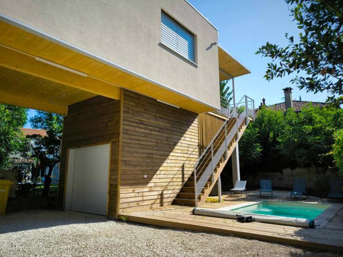 Maison, piscine, climatisation parking, 10min à pied du centre