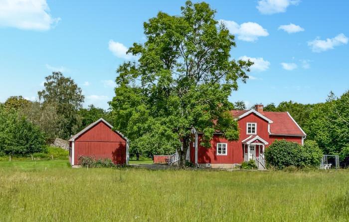 Nice Apartment In Mantorp With Kitchen