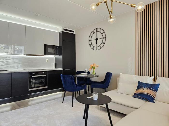 LuxCityhome 300m metro with glass balcony