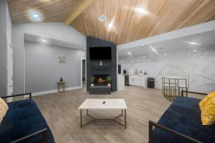 Spacious 1BR Galleria Apt with Pool & Free Park