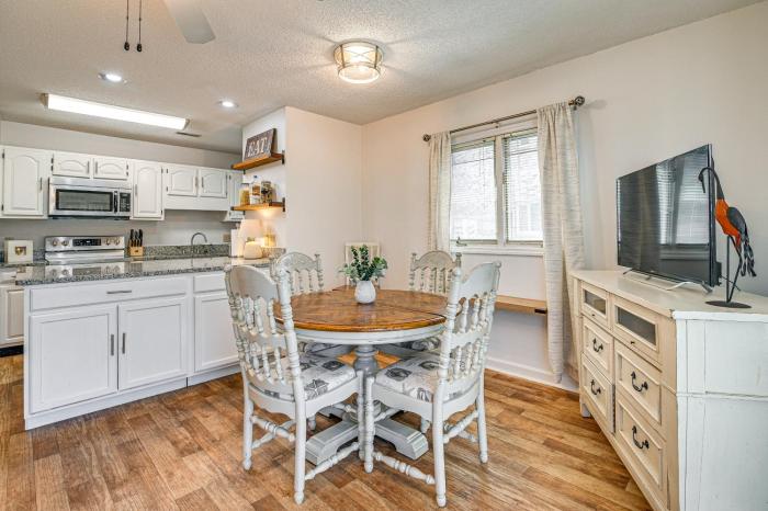 3 Mi to Fishing Pier Comfy Myrtle Beach Condo