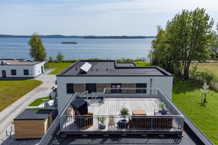 Sonnendeck Schwerin - Apartment mit Dachterrasse, Seeblick, Parkplatz, Fahrradschuppen, King-Size Bett - seenah relaxen