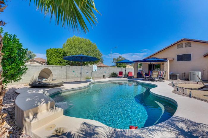 Patio and Fire Pit Peoria Getaway Near Golfing!