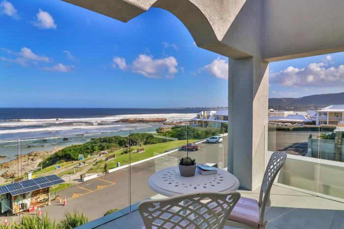 Hermanus Beachfront Lodge