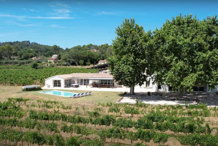 Une Nuit au Cœur dun Vignoble Provençal Piscine