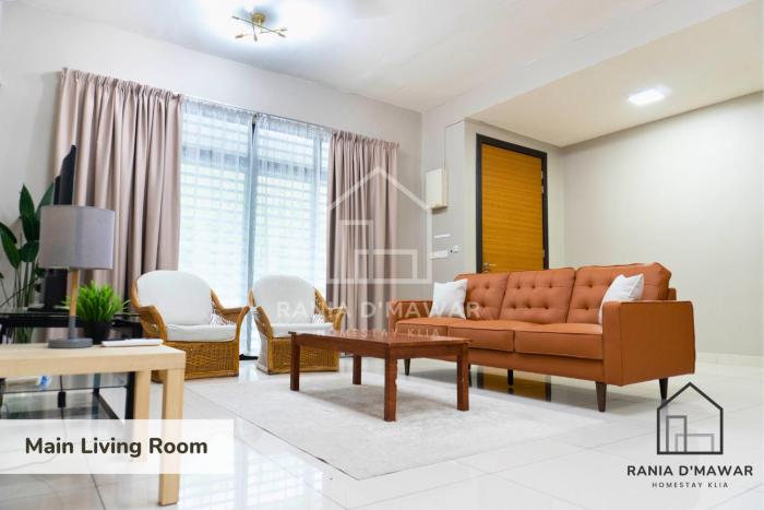 Rania Homestay near KLIA Nilai - 3 King 2 Queen - 4-Bedroom Entire House