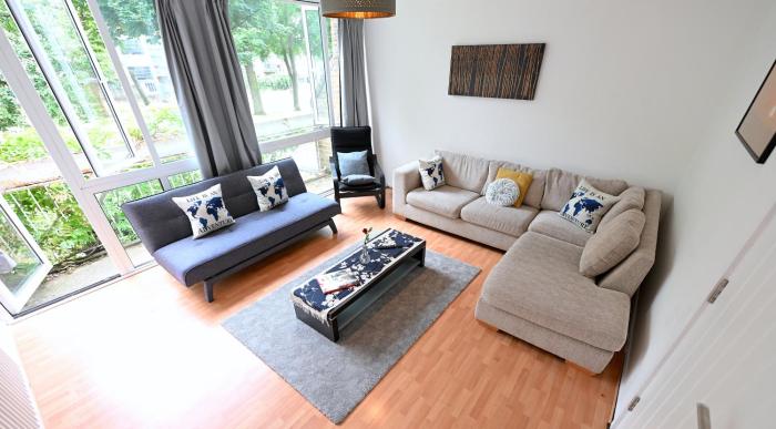 4 BEDROOM PATIO HOUSE REGENTS PARK - Parking