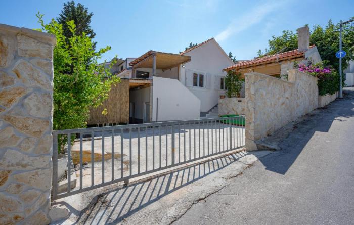 Pet Friendly Apartment In Rogoznica