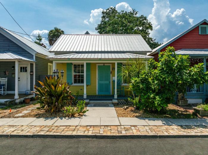 Casa Amarillo l Steps to Historic District