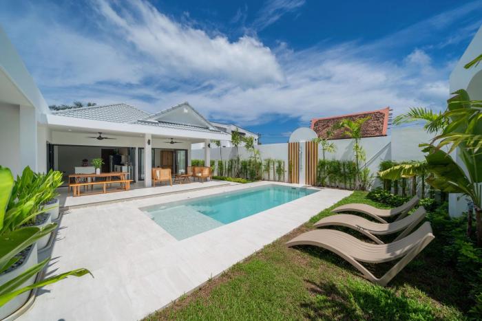 Brand New 4BR Balinese Style Pool Villa Kaia just 5 min drive from NaiHarn Beach