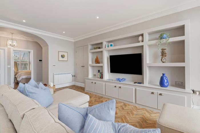 3 Croft House - Beach Front Sea Views Parking