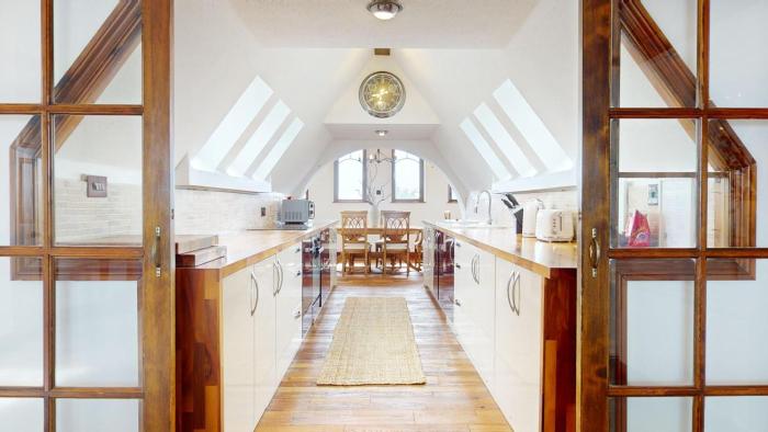 Spacious 4-Bedroom Penthouse Sleeps 8 - Great City View and Free Parking