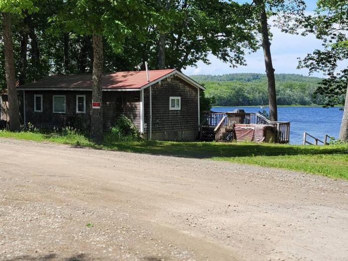 Picturesque lake-front cottage close to amenities