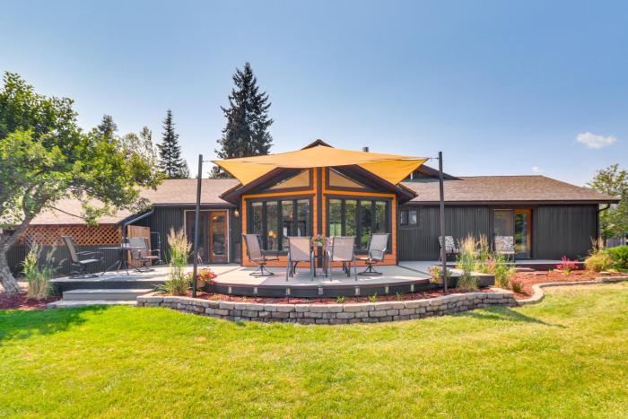 Deck and Mtn Views Libby Home on Golf Course!