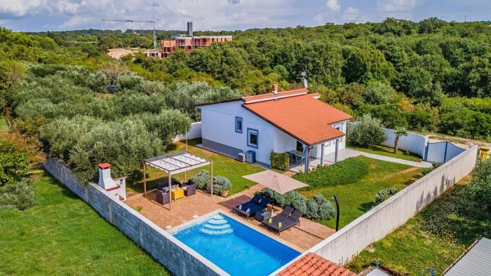 Holiday Home with pool near the beach, great location by WiiBuk