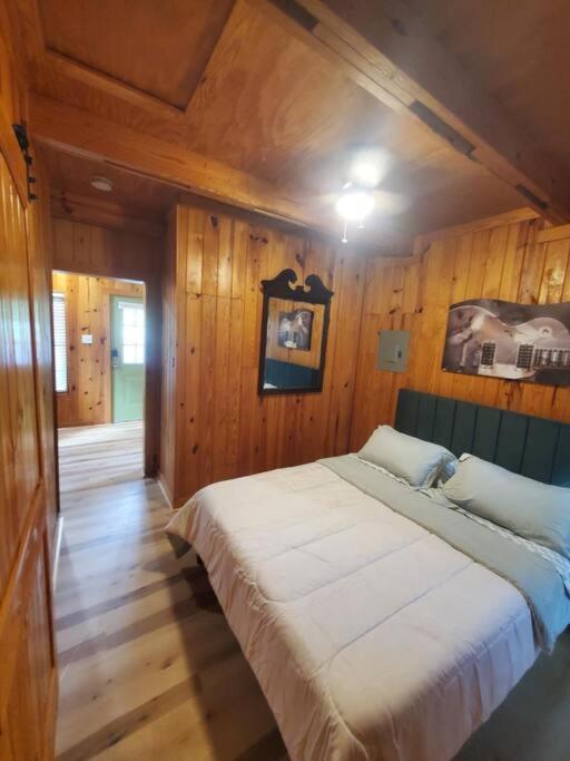 109 Vinewood Cabin-1 Bedroom