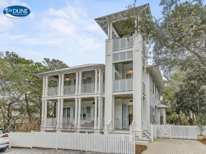 Beautifully remodeled "Taste & Sea" 3BR 3,5BA Steps from Beach Pools Optional Carriage cottage