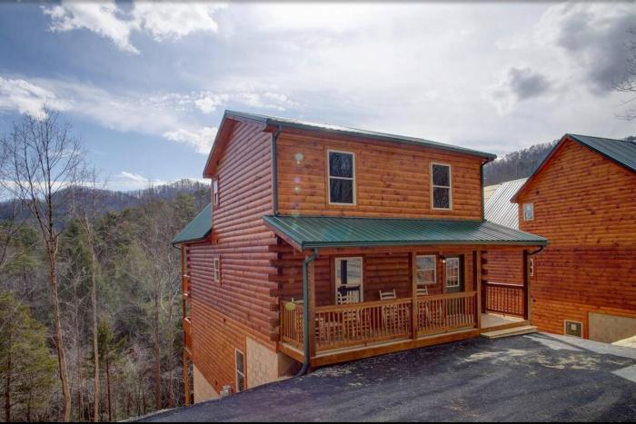 NEWLY Built! 5BR-5BH-Hottub-WIFI-Theater-Pool Tble