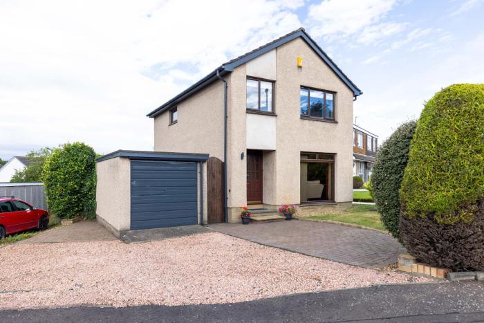 20 mins to Edinburgh 3 bedroom detached family house Wi-Fi Parking