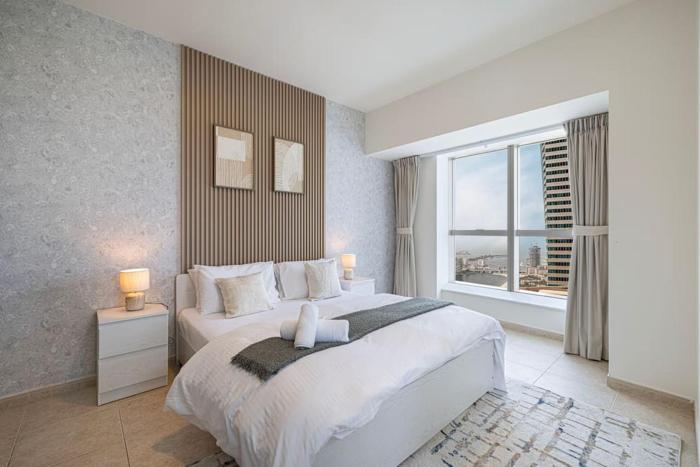 Lux 2BR with Sea Views in Marina