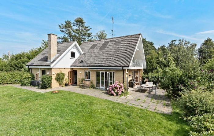 Stunning Home In Hundested With Wifi