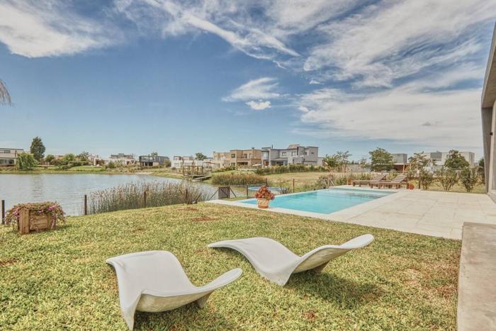 Impresionante casa en la laguna