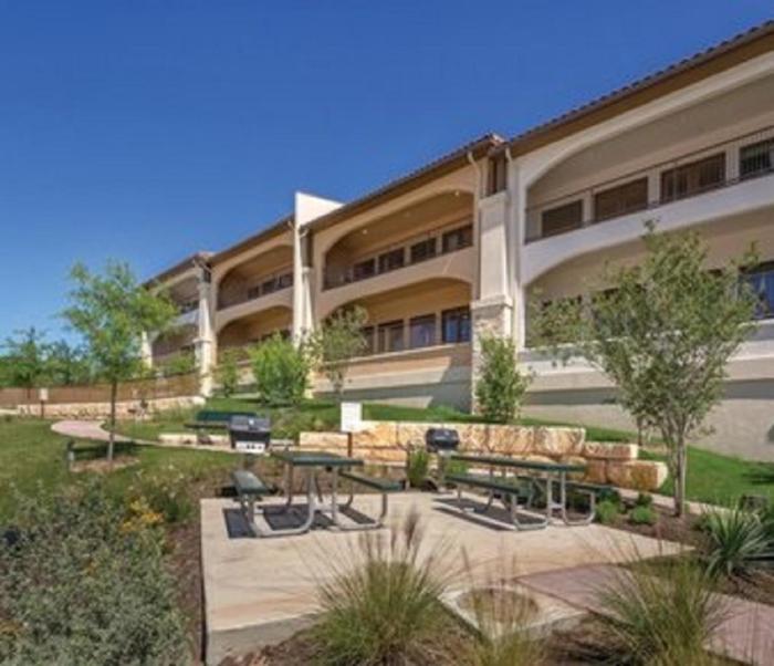 Thoughtful 1BD condo with resort amenities on banks of Lake Marble Falls