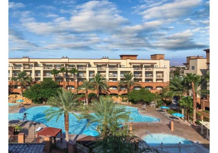 Enjoy Las Vegas Blvd with the Family in 2BD condo with resort lazy river