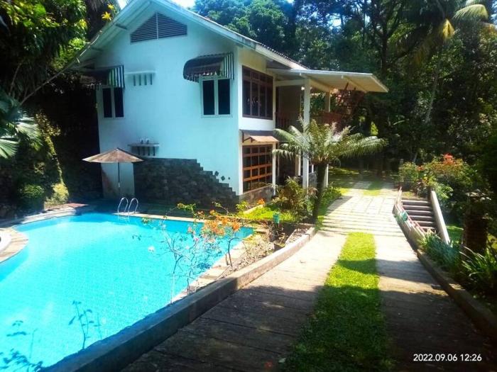 Vila Karuniamata Riverside Dengan Kolam Renang