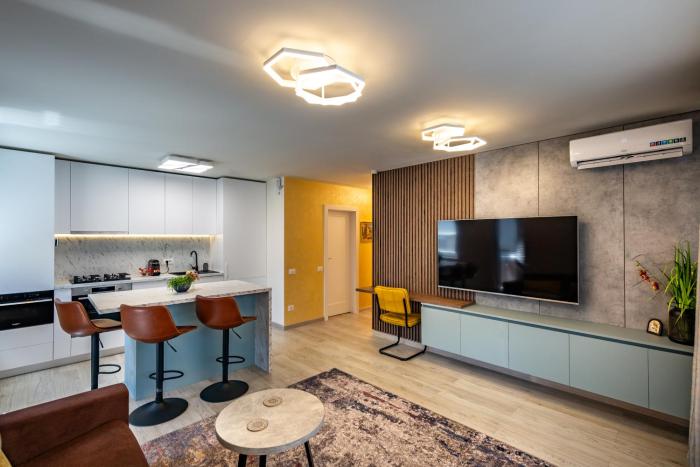 5th Floor Executive Apartment with Balcony and Free Parking