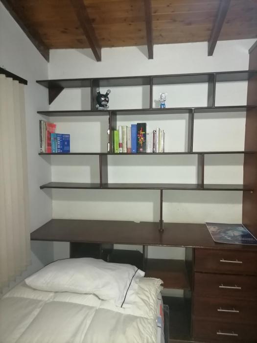 Cuarto con cuarto de baño y terraza