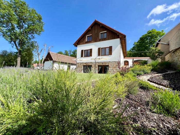 Chalupa nad rybníkem