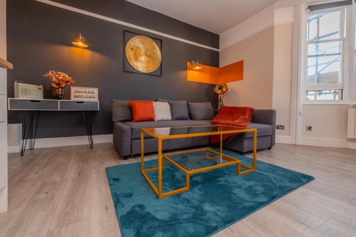 2 Bedroom Morden Flat Next To Brighton Beach & Shopping Center