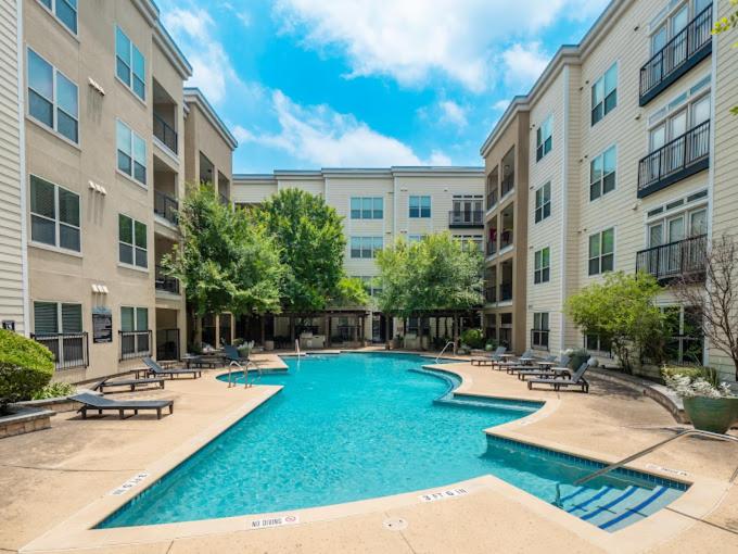 Prime SoCo King Bed 1BR & 2BR Suites w Gym, Pickleball, Laundry