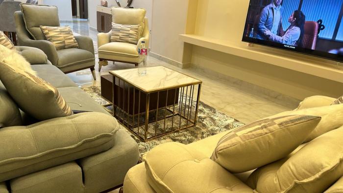 شقه راقيه للعائلات فقط مكيفه بالكامل بكمبوند مون سيتى بالعبور